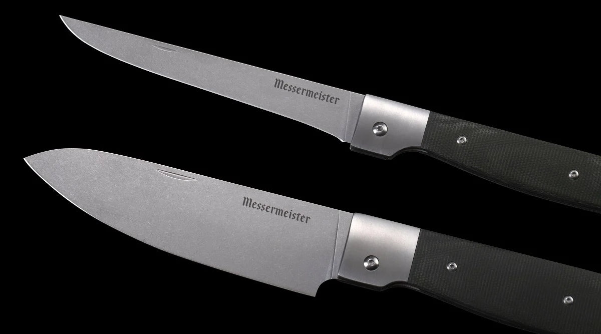 Två hopfällbara knivar från Messermeister Adventure Chef mot svart bakgrund